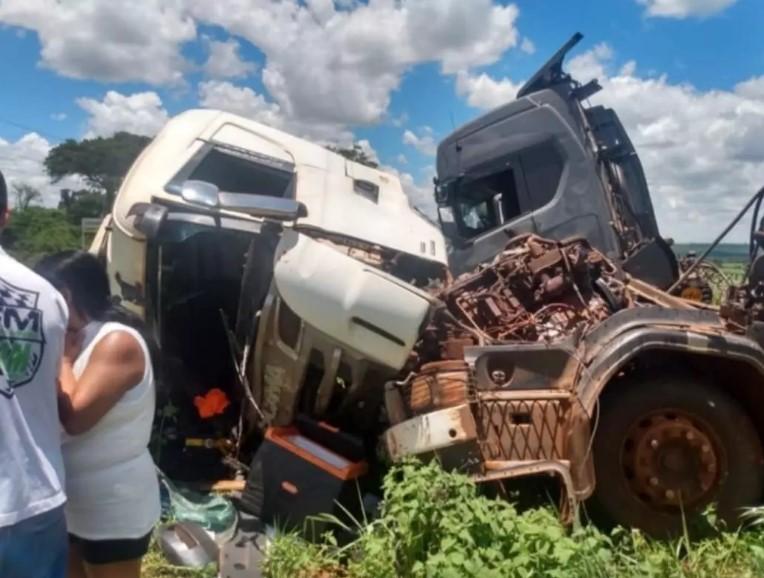 Acidente entre carretas na rodovia em Iturama deixa três feridos