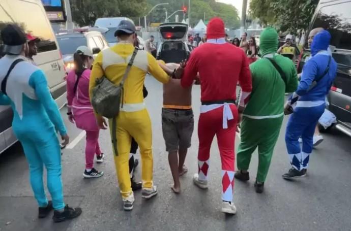 'Power Rangers' da polícia prendem ladrão de celulares;VÍDEO