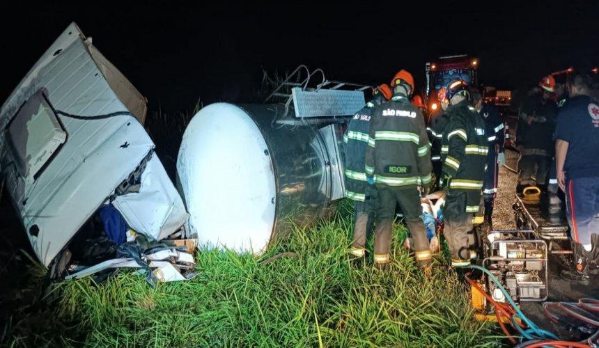 Caminhão-tanque tomba na SP-425 e motorista fica preso nas ferragens