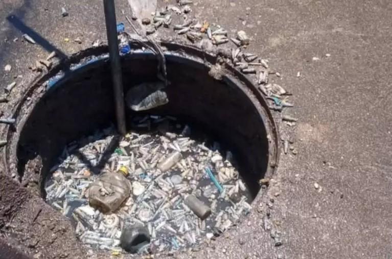 Sabesp encontra bueiro entupido com pinos de cocaína no litoral de SP