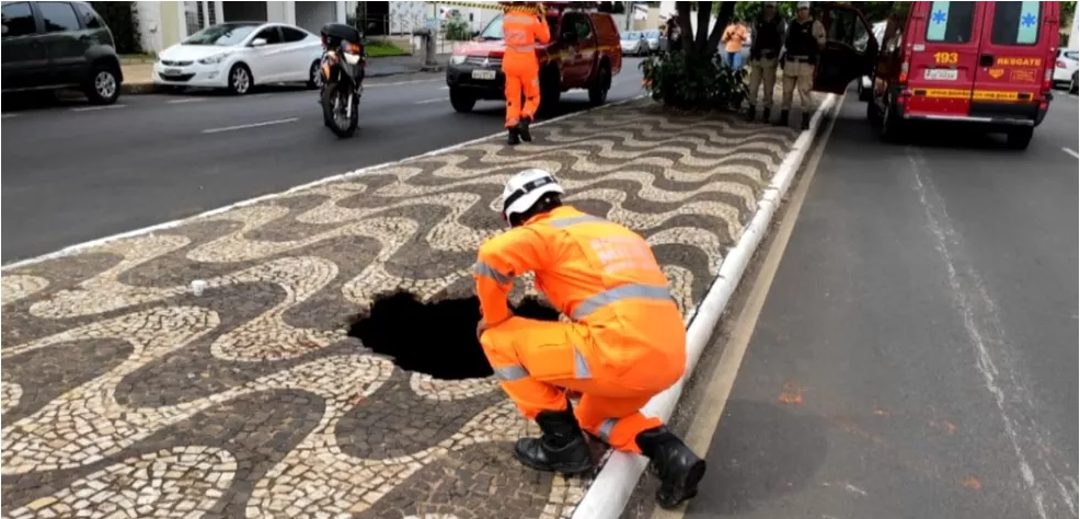 veja vídeo - Buraco se abre em calçada e 'engole' pedestre em Uberlândia
