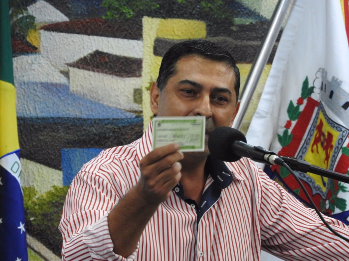Radialista de Jales usa Tribuna para apresentar denúncia contra prefeita