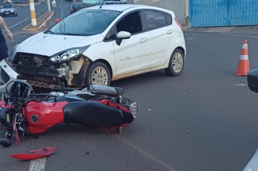 Acidente entre carro e moto deixa ferido no centro de Fernandópolis