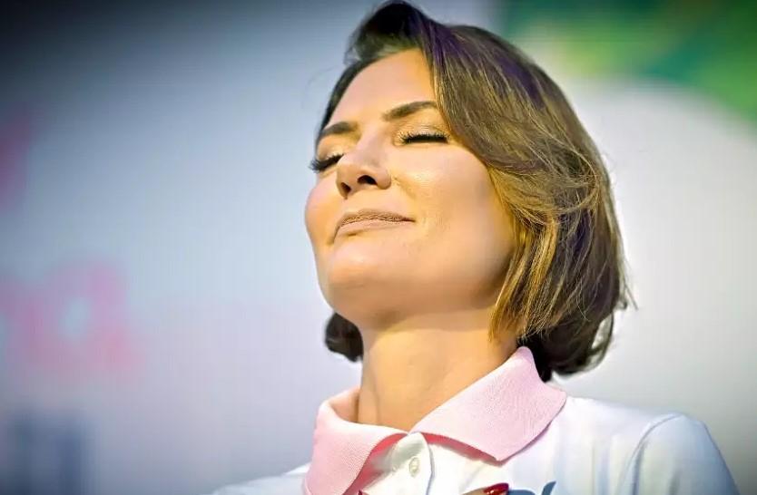 Nenhuma arma forjada prevalecerá, diz Michelle após operação contra Carlos Bolsonaro