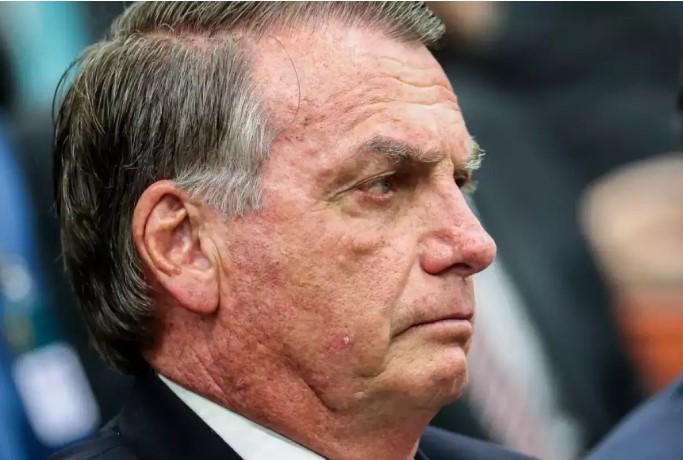 Bolsonaro nega à PF contato com governo Trump para buscar sanções