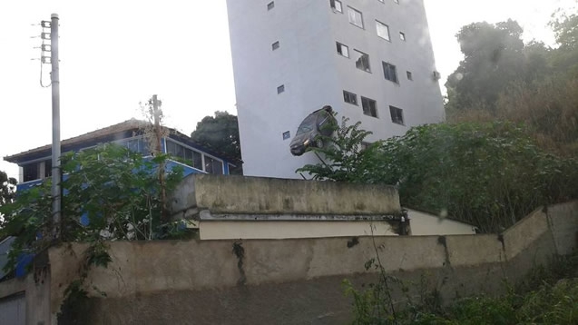 Motorista sofre acidente e carro fica suspenso em garagem