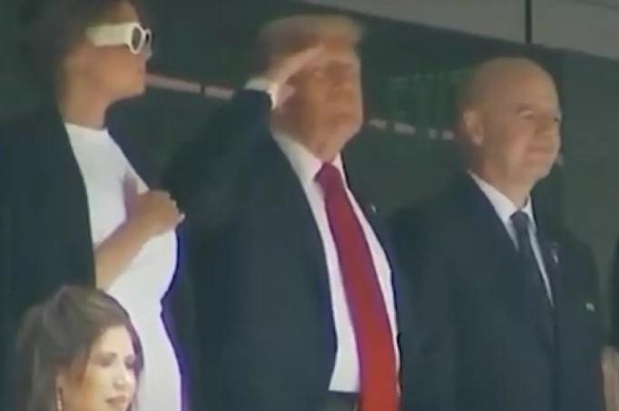 Trump eleva tensão na final do Mundial com caças e vaia