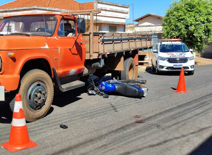 Motociclista sofre fratura após colidir com caminhão em Fernandópolis