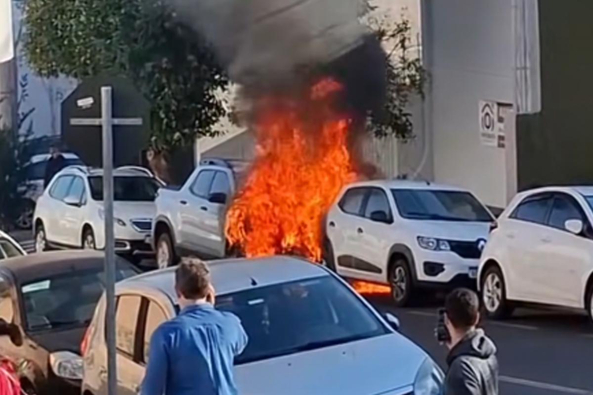 Incêndio em veículo mobiliza bombeiros no centro de Rio Preto