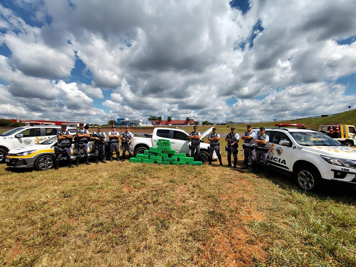VÍDEO - POLICIAMENTO RODOVIÁRIO E FICCO PRENDEM TRAFICANTE COM MAIS DE 400 KG DE MACONHA EM RODOVIA DE VOTUPORANGA