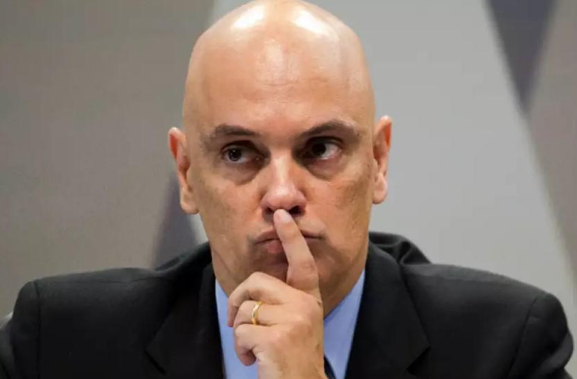 Alexandre de Moraes suspende sigilo de reunião de Bolsonaro e ministros