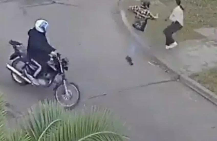 Bandidos tentam assaltar policial, que revida com tiros; VÍDEO
