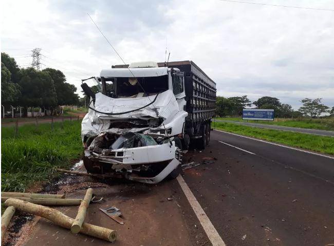 Acidente entre dois caminhões mata homem em rodovia de Votuporanga
