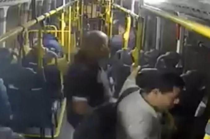 Rapaz é morto a tiros em ônibus na zona sul de São Paulo