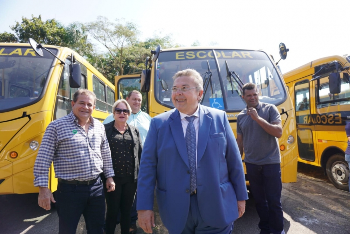 Carlão Pignatari entrega ônibus escolares e caminhões para 10 cidades do noroeste paulista