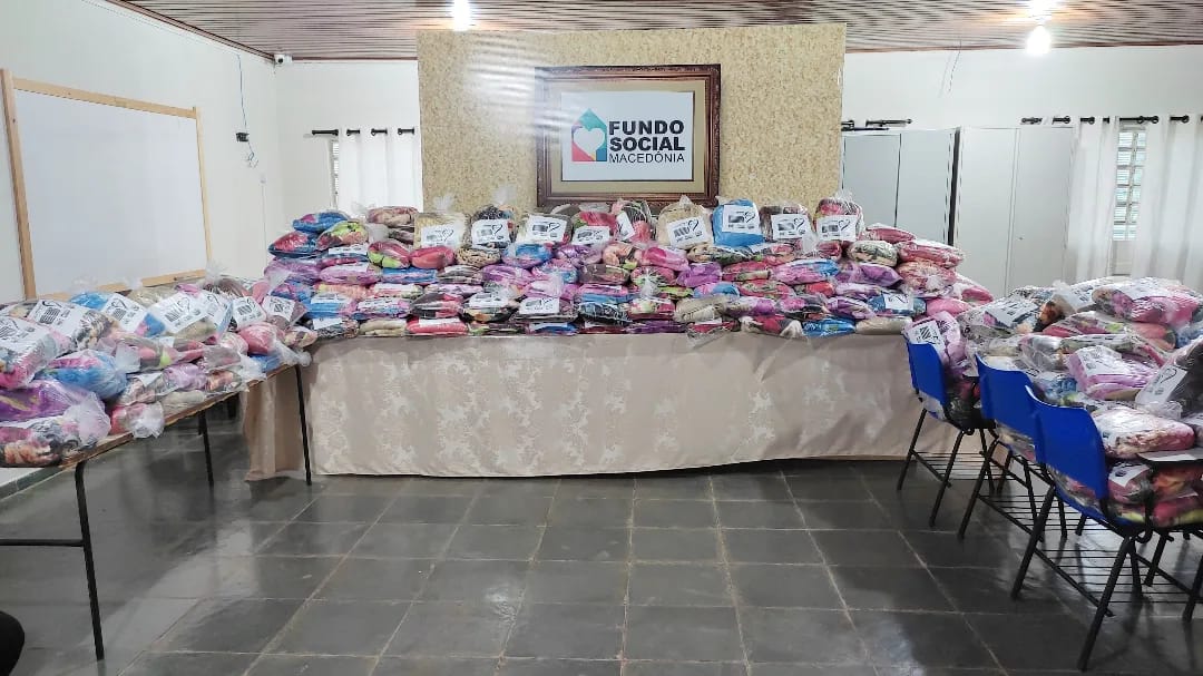 O Fundo Social de Solidariedade de Macedônia faz a entrega essa semana de mais de 400 cobertores nas casas das famílias