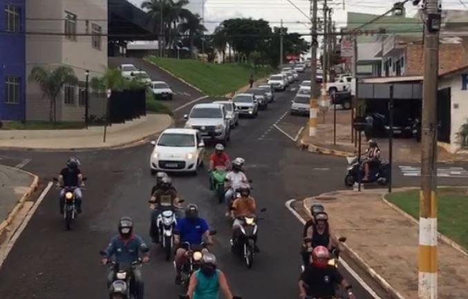 Carreata contra o fechamento do comércio percorre as ruas de Fernandópolis