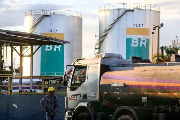 Petrobras admite risco de desabastecimento de combustíveis em novembro