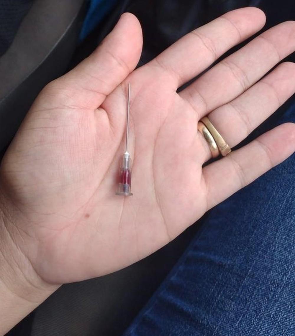 Menina de seis anos toma injeção e vai para casa com agulha cravada