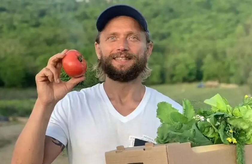 Pai 'influencer' mata bebê ao 'alimentá-lo' com luz solar em vez de comida e leite