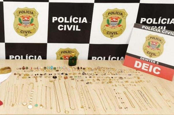 Trabalhador invade casa e furta joias em condomínio de alto padrão