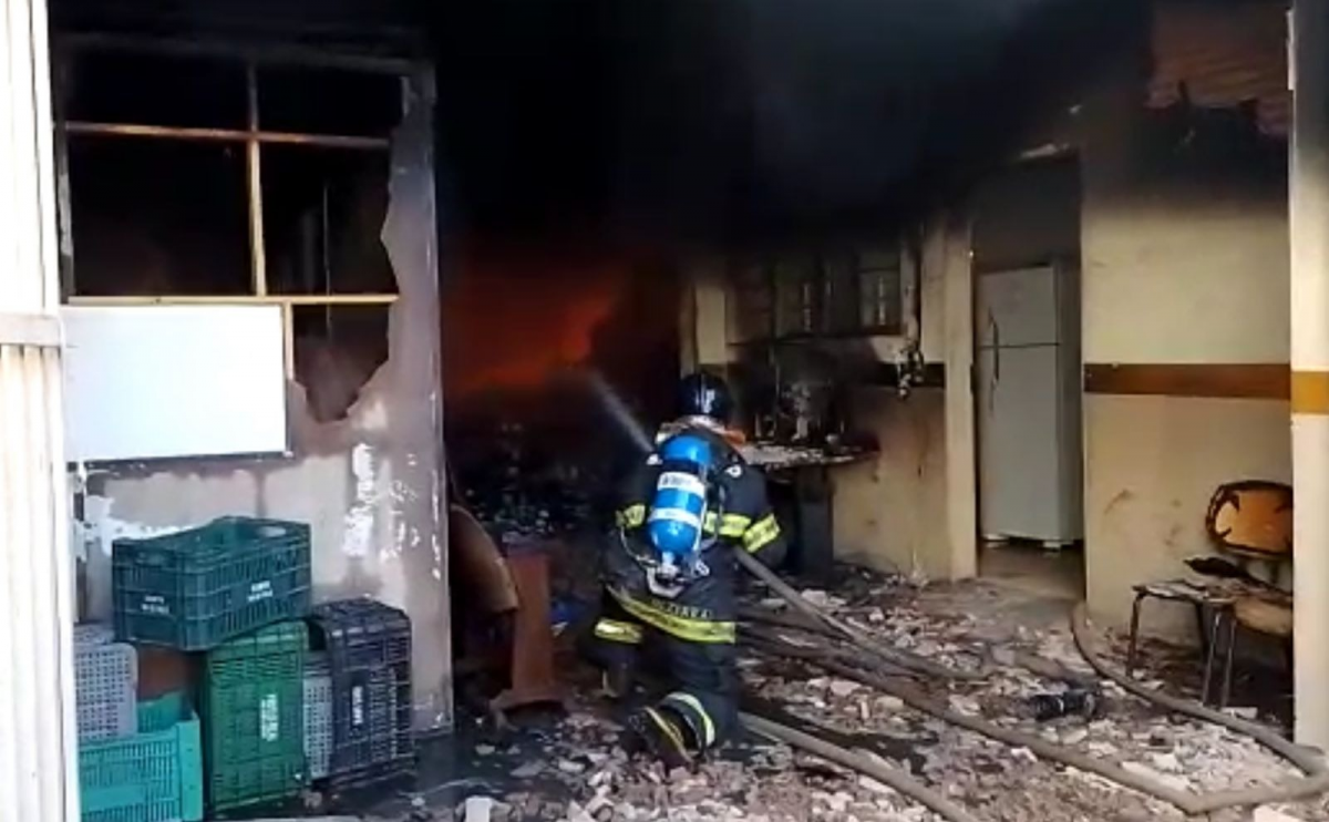 Incêndio mobiliza bombeiros no prédio da Secretaria da Educação de Jales