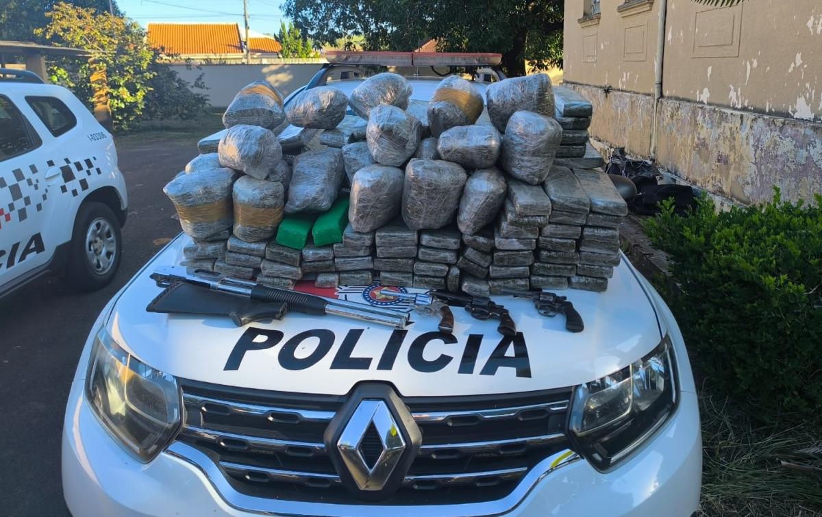 Homem é preso e adolescente apreendido com grande carga de drogas após acidente