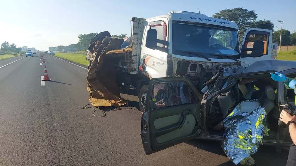 Homem morre após bater carro em caminhão ao dirigir na contramão na rodovia Marechal Rondon
