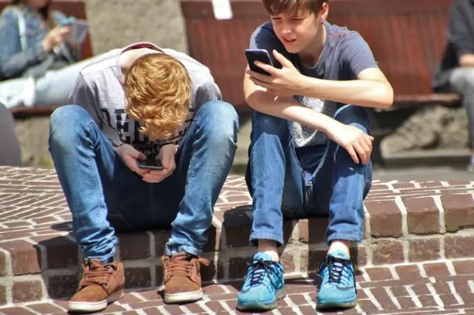 Deputados de SP aprovam banir celular nas escolas por unanimidade