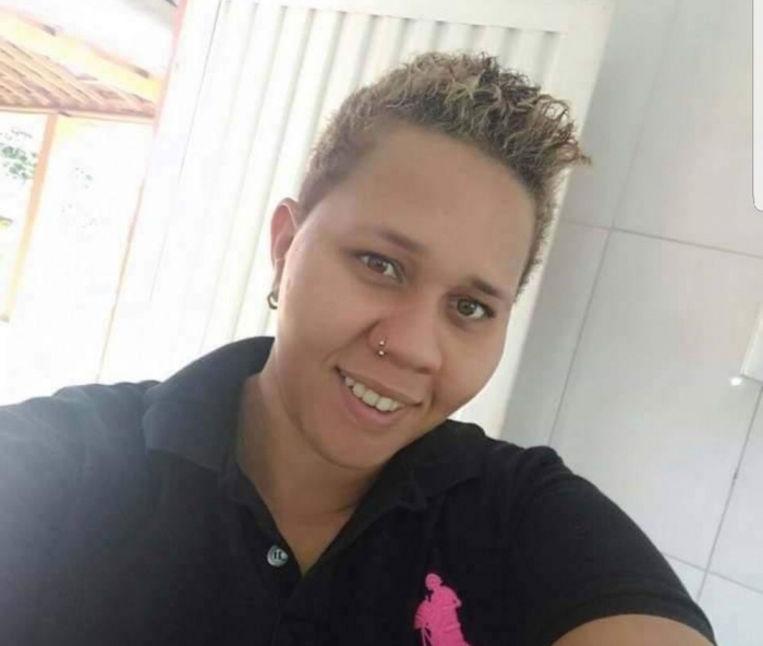 Jovem é presa e confessa ter matado pai para furtar TV que vendeu por R$ 10