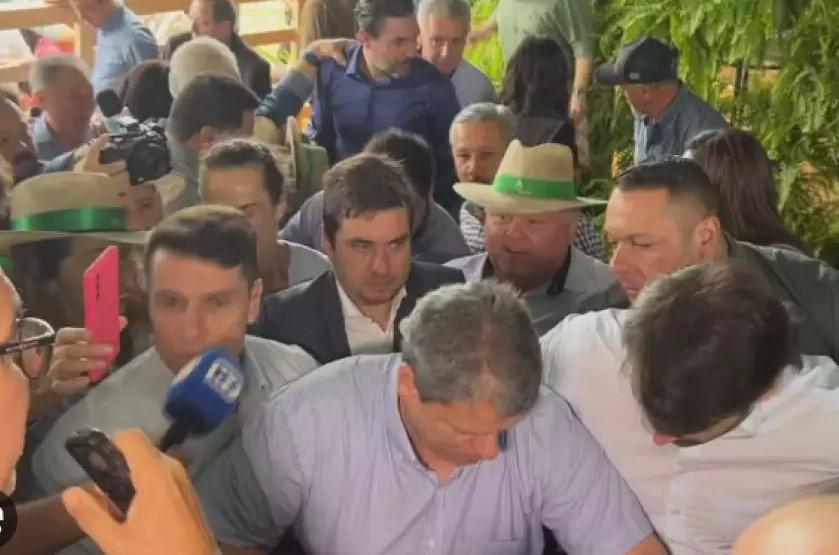 VÍDEO: Piso cede durante entrevista de Tarcísio de Freitas em feira