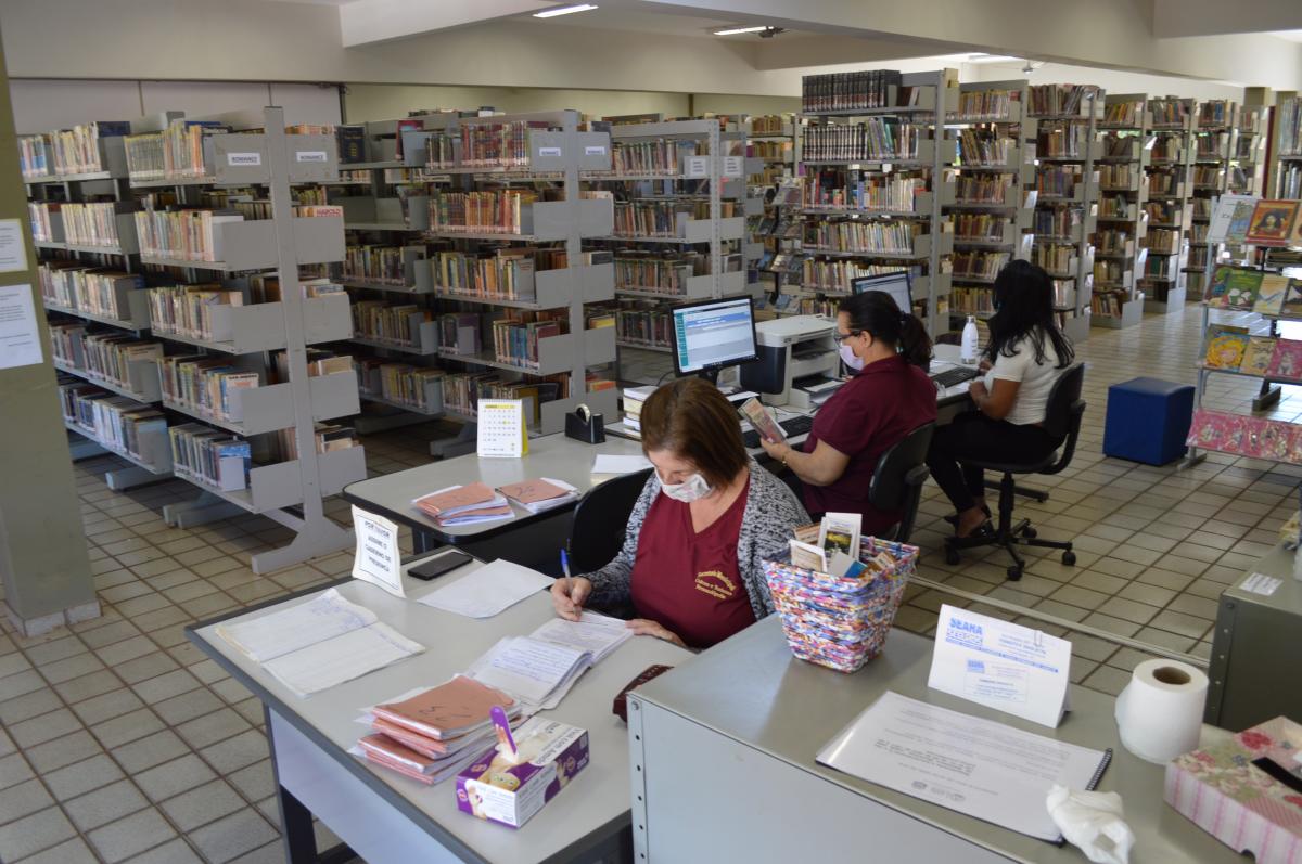 Biblioteca Municipal atende em sistema de ‘drive thru’