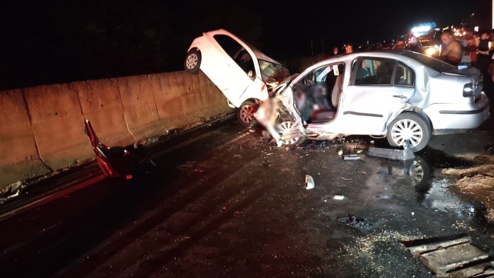 Acidente entre carros e moto deixa mortos em rodovia de Catanduva
