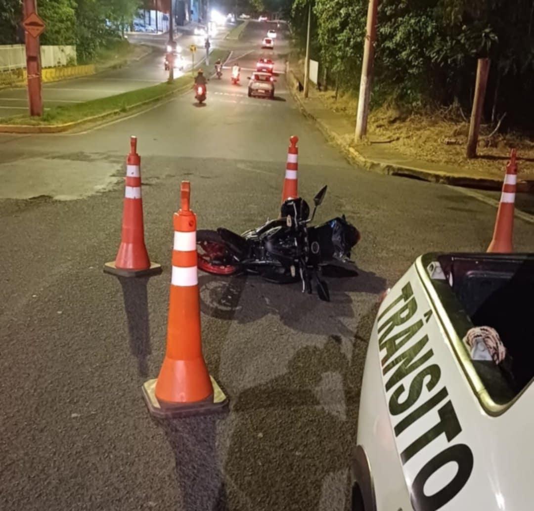 Colisão entre carro e moto deixa motociclista ferido na Aldo Livorati em Fernandópolis