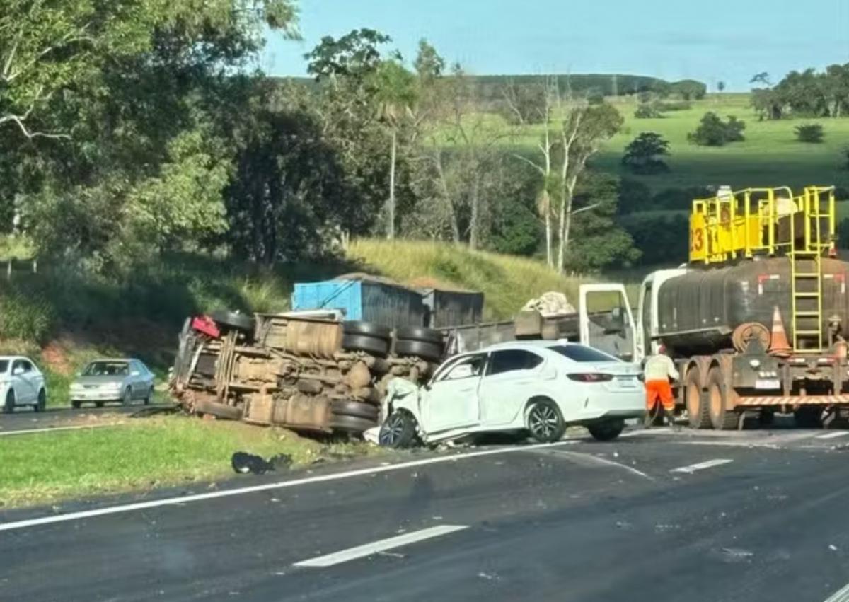 Mulher morre em acidente entre carro e caminhão na rodovia SP-320 em Cosmorama