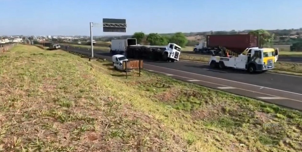 Caminhão tomba e interdita pista da Rodovia Euclides da Cunha em Votuporanga
