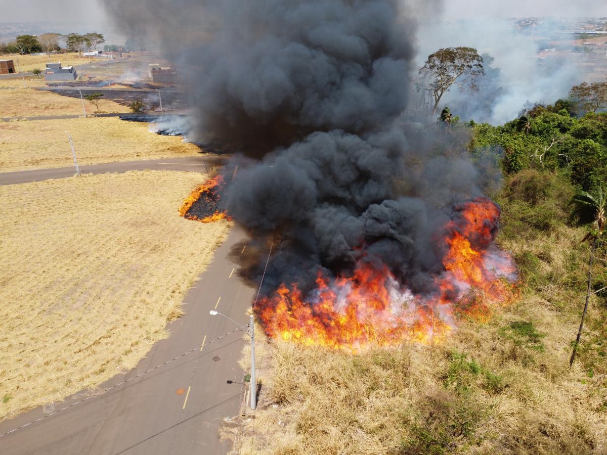 Incêndio destrói mata no Jardim Vitória e assusta moradores de Fernandópolis
