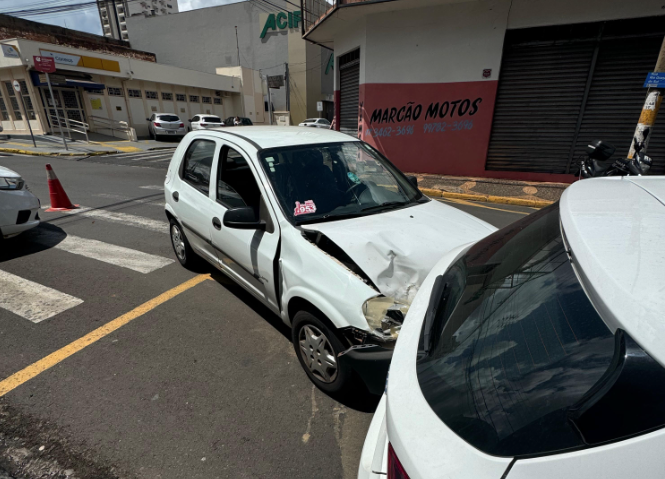 Engavetamento no centro de Fernandópolis envolve cinco veículos