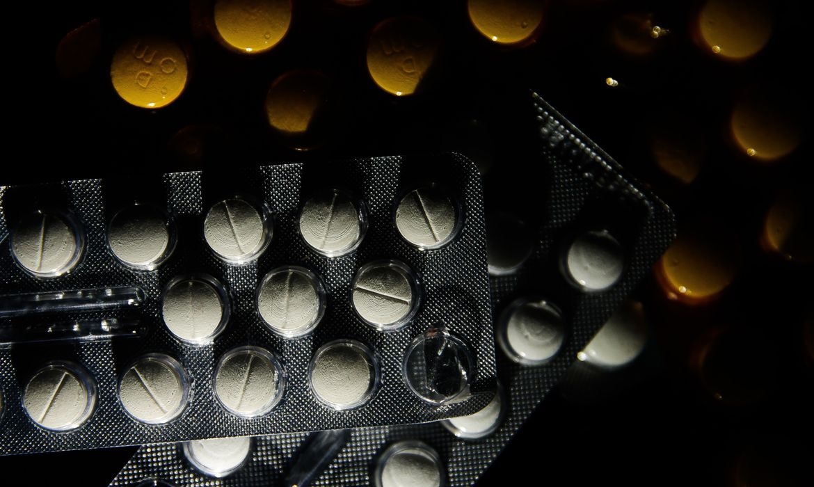 Dois remédios contra a covid-19 vão ser fabricados na forma de genérico, diz OMS