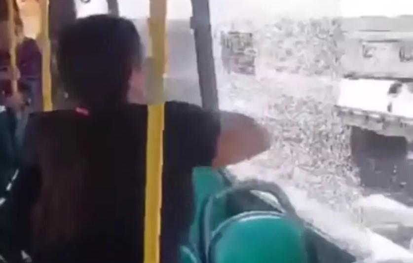 VÍDEO: Mãe quebra janela de ônibus após filho passar mal de calor no Rio