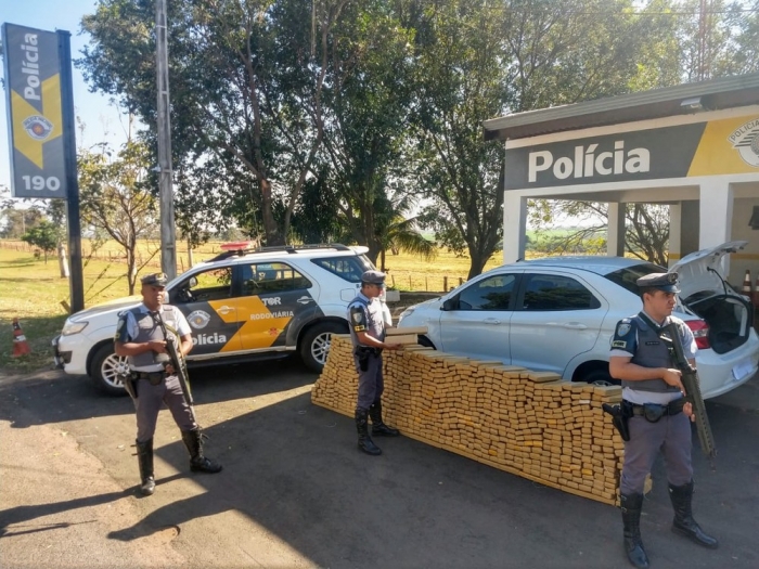 Motorista é preso por tráfico de drogas ao ser flagrado com 680 tabletes de maconha dentro de carro