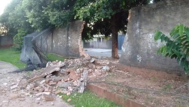 Motorista embriagado bate em muro ao tentar fugir da polícia em Jales