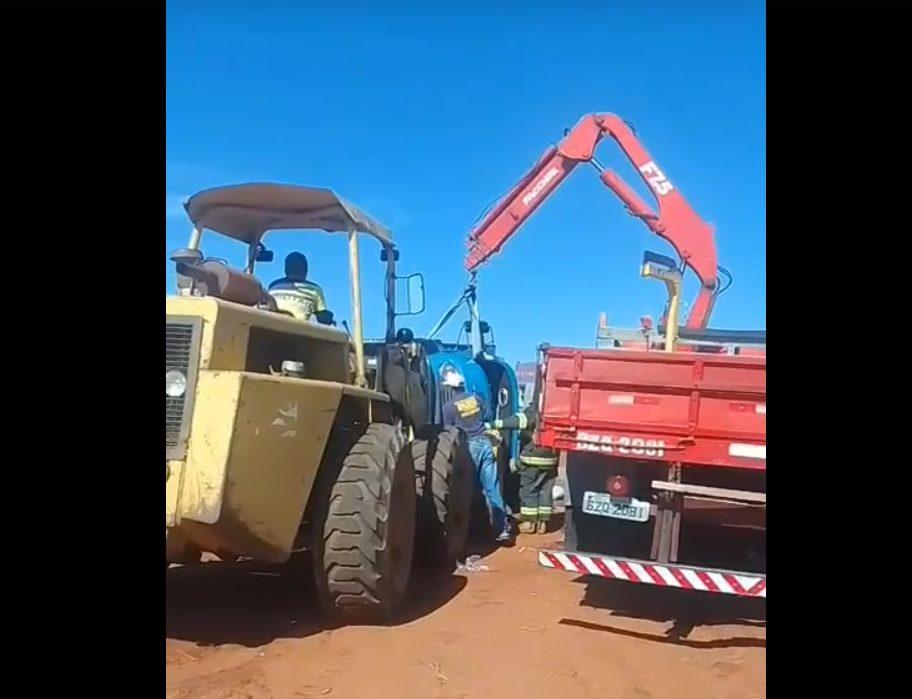 Caminhoneiro é resgatado após ficar preso em tombamento de veículo em Santa Albertina
