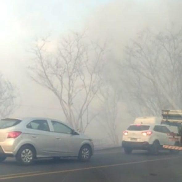 Rodovia encoberta por fumaça que provocou acidente durante incêndio é interditada novamente