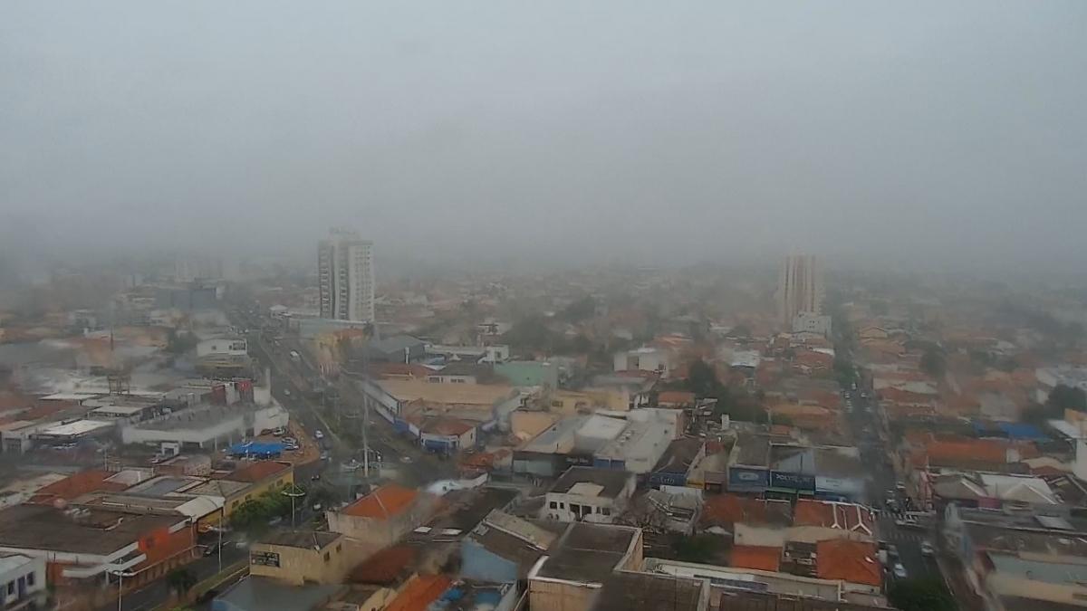 Frente fria intensa derruba temperaturas e traz chuvas para a região