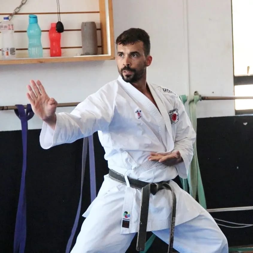 Professor de karate jalesense é aprovado em exame de graduação de faixas pretas a nível nacional