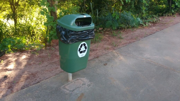 Calçadão da avenida Aldo Livoratti recebe 14 coletores de lixo