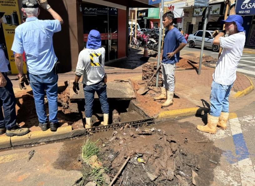 Prefeitura de Jales intensifica ações de desobstrução em bocas de lobo e galerias pluviais