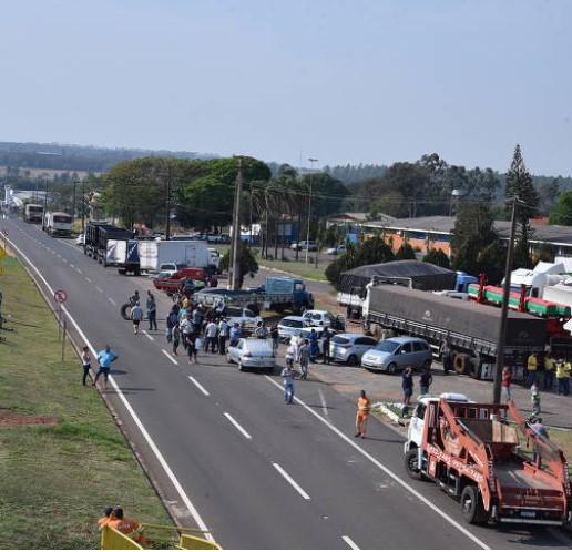 Bolsonaro diz que bloqueios atrapalham economia e pede que caminhoneiros liberem vias