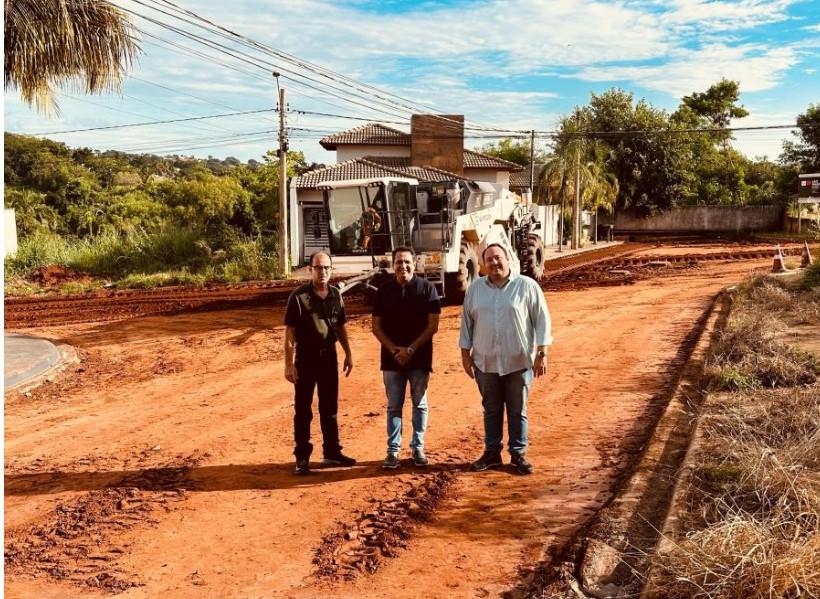 Após grande etapa de recapeamento, Prefeitura inicia obra de pavimentação asfáltica no Residencial Paineiras